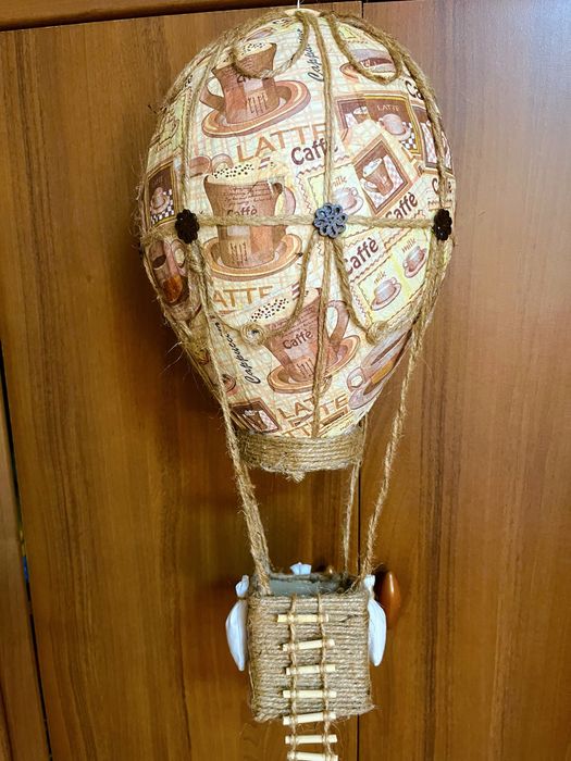 Повітряна куля для інтерʼєру кавʼярні.