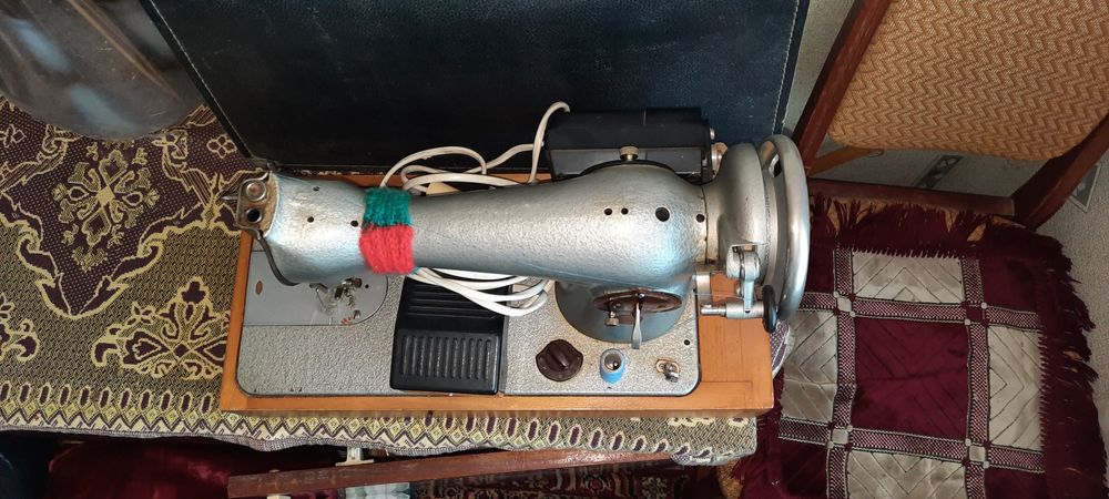 Швейна машинка, робоча потребує налаштування.