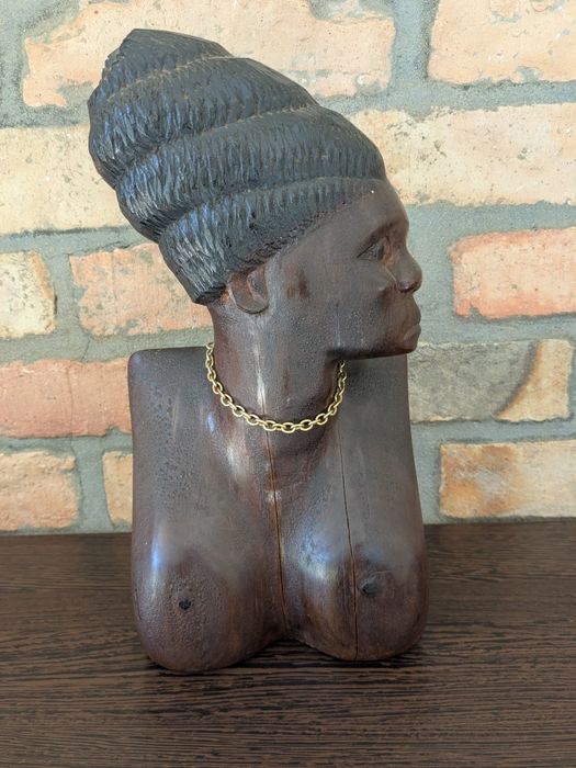 Decoração artesanal origem África mulher.