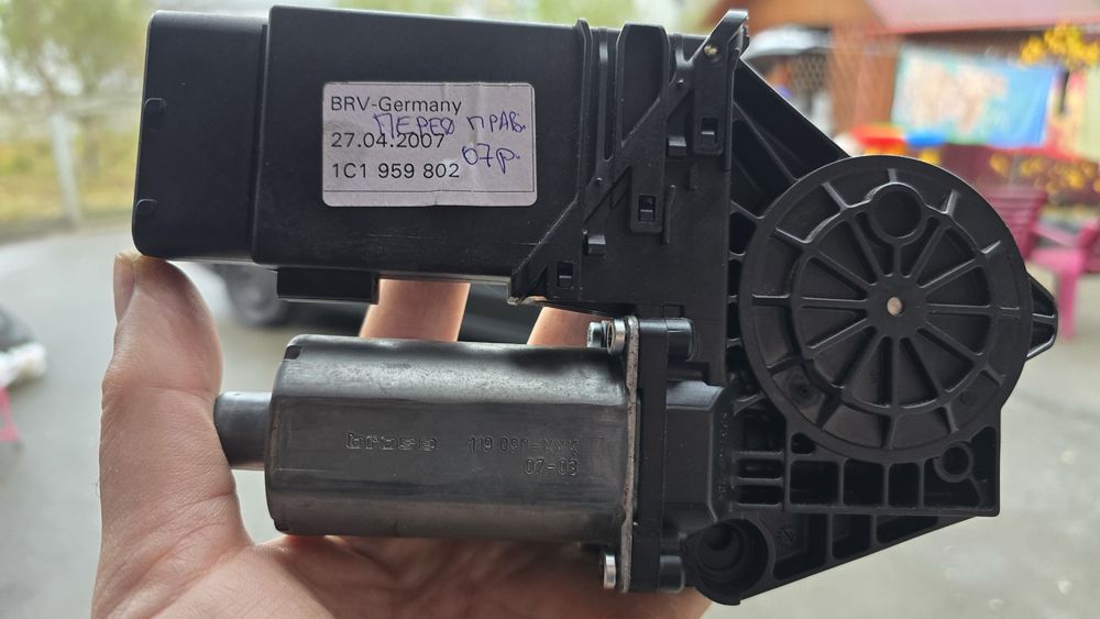 Моторчик склопідйомника Skoda Superb 1 правий пепедній