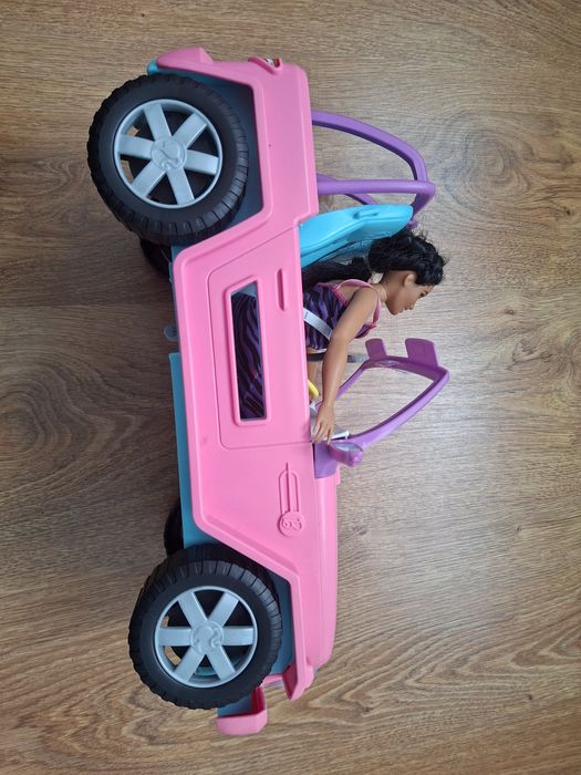 Zabawka samochód Barbie plus dwie lalki