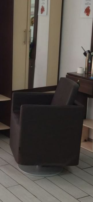 Продам парикмахерское кресло.