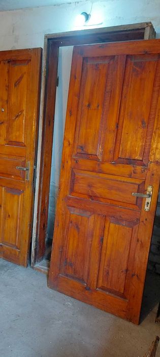 Вхідні дерев'яні двері з коробкою