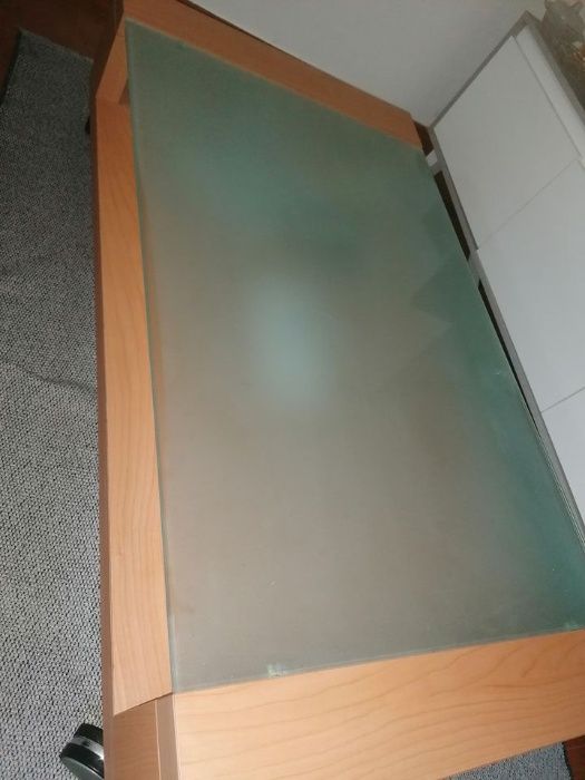 Mesa de Centro de madeira com rodas e tampo em vidro64739393416835120