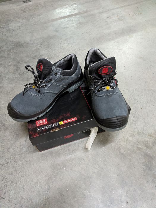 Sapatos de proteção.