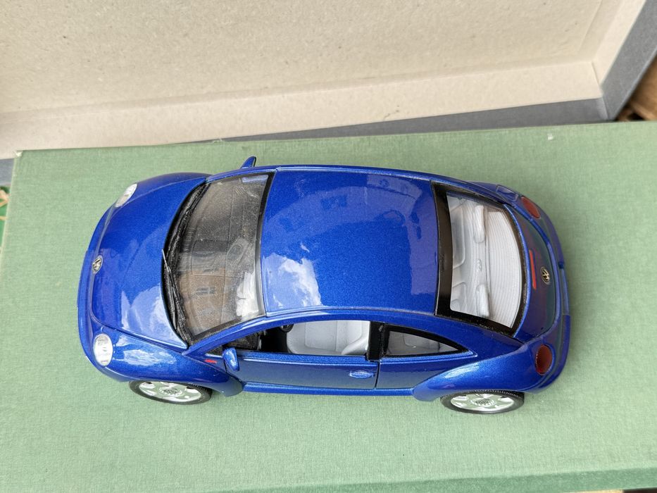 Volkswagen New Beetle 1:18 niebieski