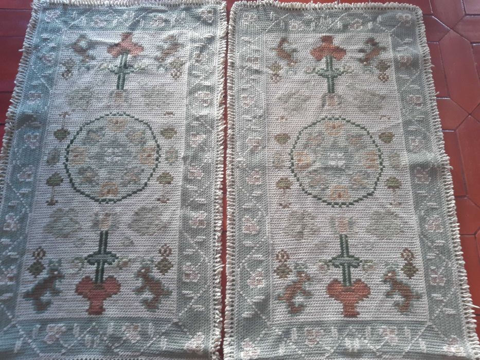 Conjunto 2 tapetes arraiolos, 63cm x 112cm, bom estado