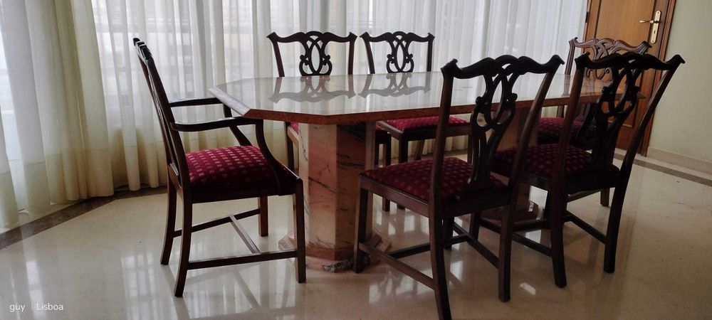 Mesa de jantar em mármore/pedra com cadeiras clássicas