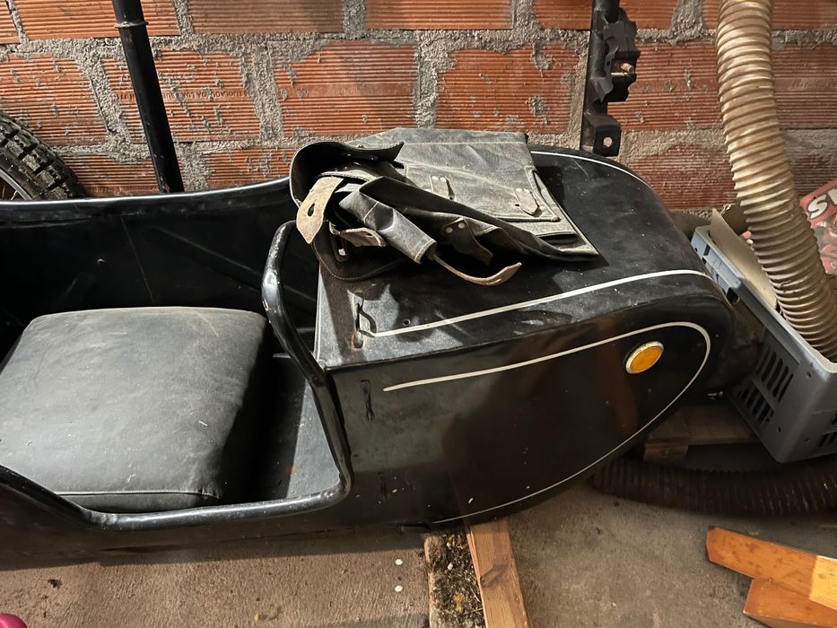Carro side-car para moto clássica.
