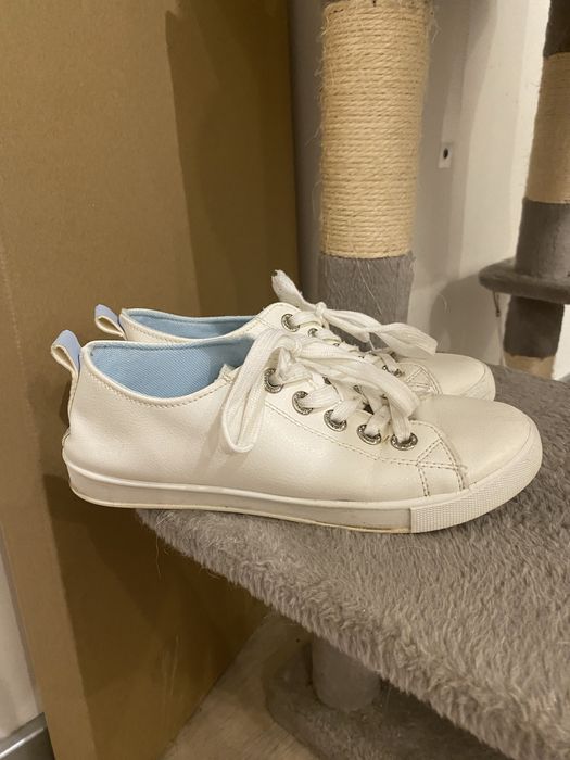 Białe buty trampki z elementami błękitu