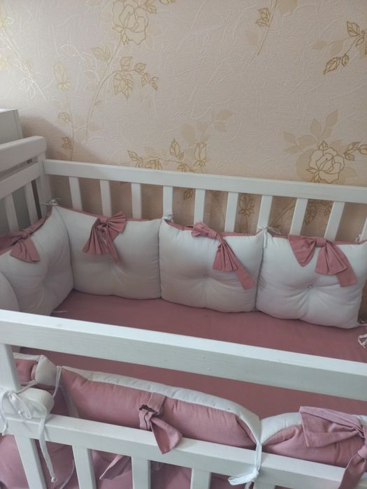 Бортики-защитка в дитяче ліжечко та постіль