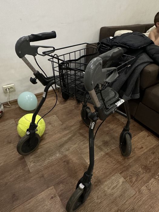 Ходунки для инвалидов.