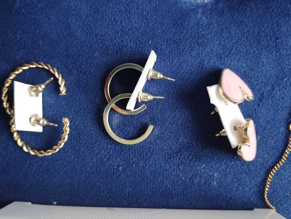 Zestaw podwójna bransoletka+5 par kolczyków.