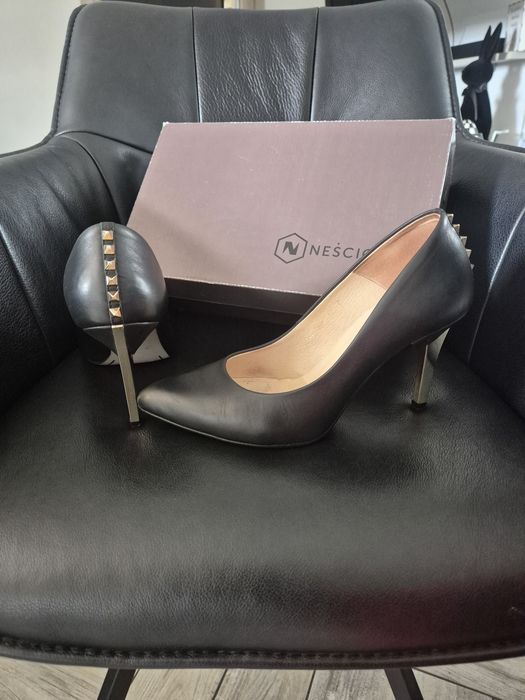 Szpilki Neścior 38 czarno złote