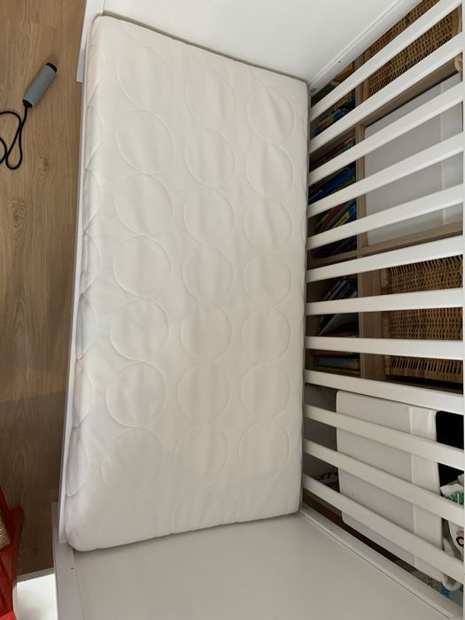 Cama de grades e colchão