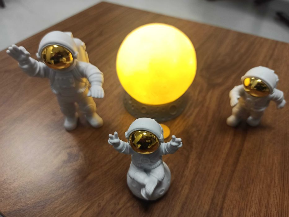 Lua com luz e 3 astronautas prateado dourado