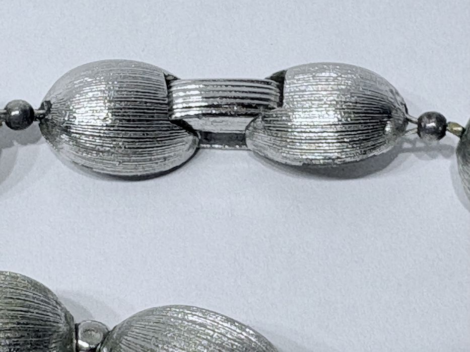 Lindo colar de bijutaria cor prata da marca Trifari