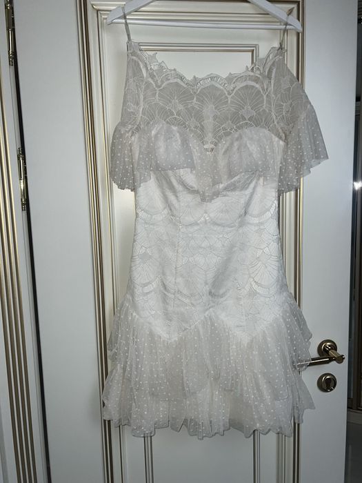 Біла коротка сукня