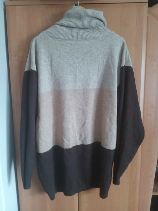 Sweter z golfem.