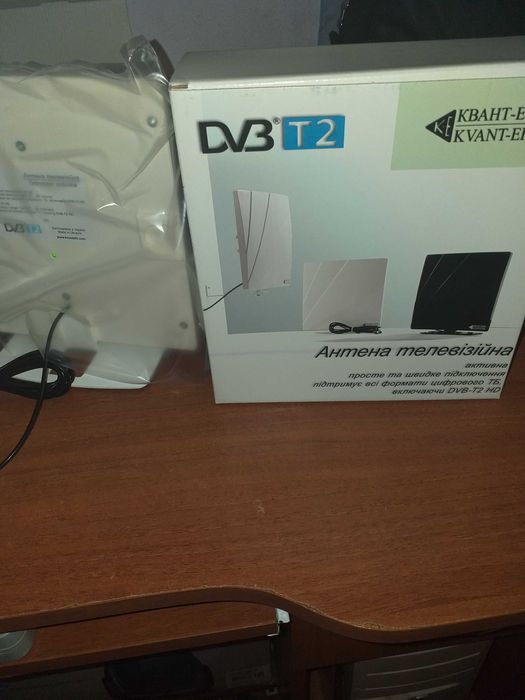 Активна кімнатна DVB-T2 антенна Українського виробника КвантЕфір ARU01
