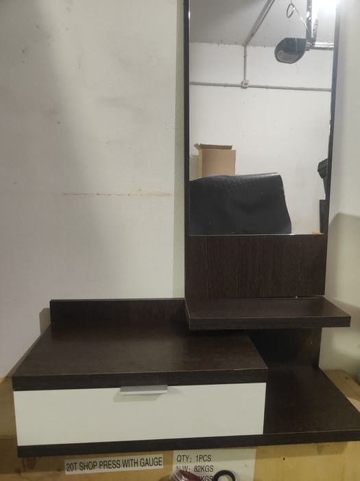 Móvel de entrada com espelho