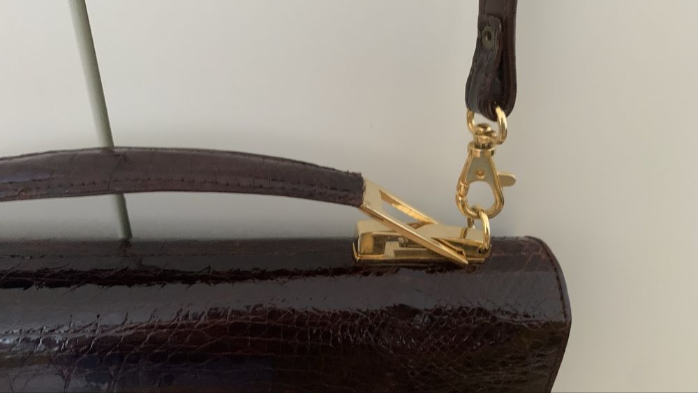 Mala tiracolo bordeaux em pele