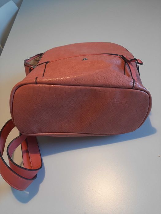 Mochila de Senhora cor rosa, em ótimo estado.