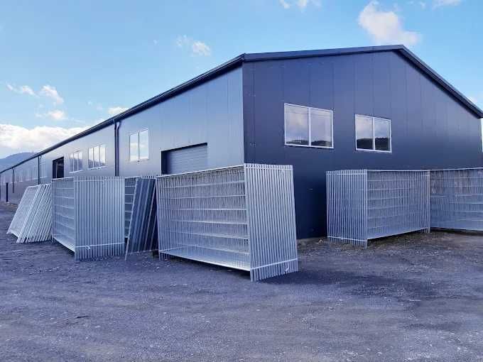 Ogrodzenia budowlane – ażurowe panele, stopy, zaciski