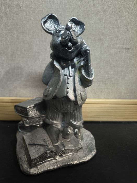 Estátua de rato prateado 
Estátua decorativa com a figura de um rato v