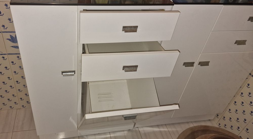 Armário branco casa de banho