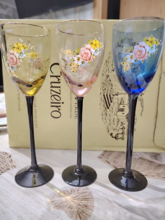 Três copos de pé alto