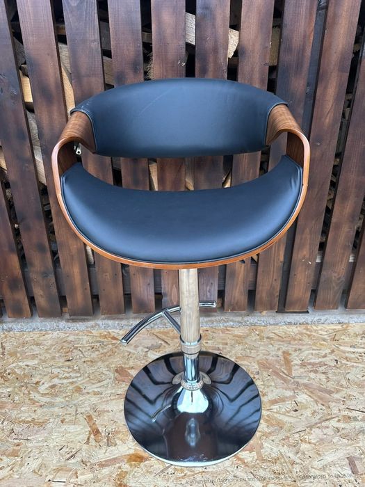 Стілець повністю ноий підходить для перукального салону