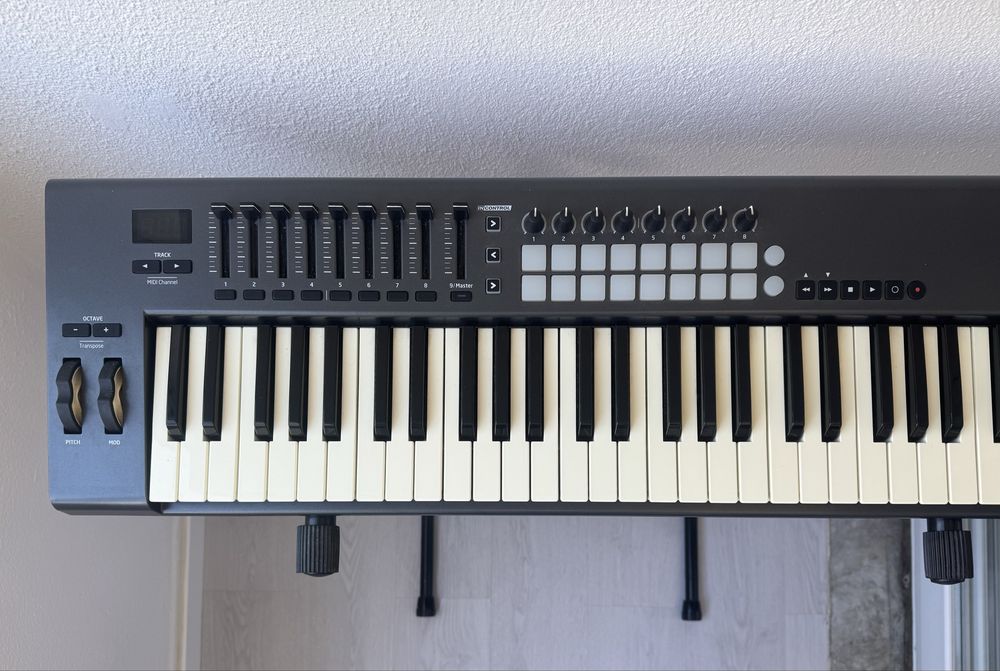 Novation Launchkey 61 MK2 – Teclado Controlador MIDI + Suporte + Cabo