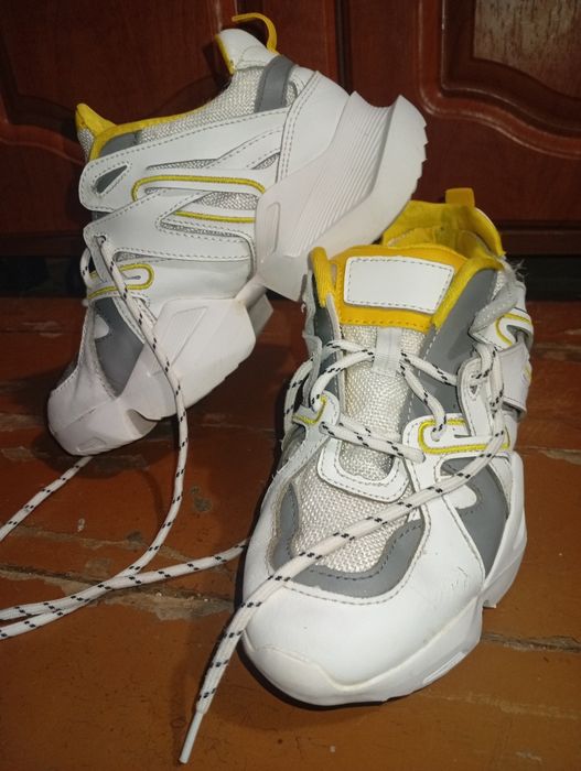 Стильні масивні кросівки білі з жовтим, трендові sneakers (37 розмір)