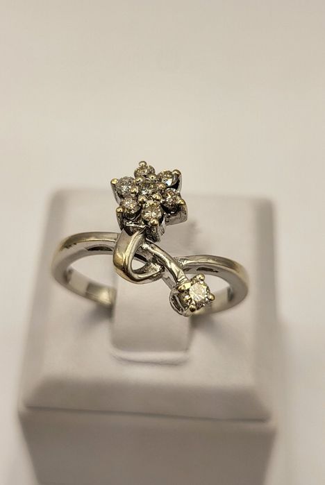 Золота каблучка з діамантами