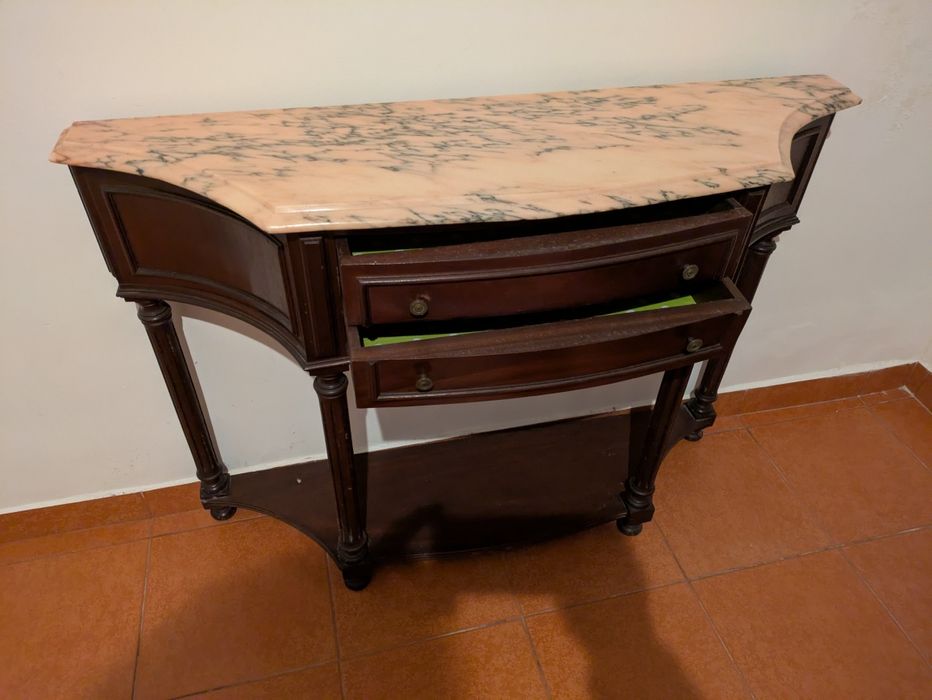 Aparador com tampo em pedra marmore e duas gavetas.
