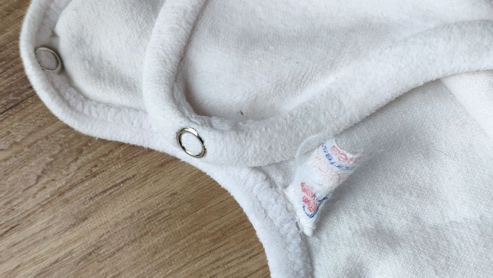 Białe , ciepłe spioszki w króliczki