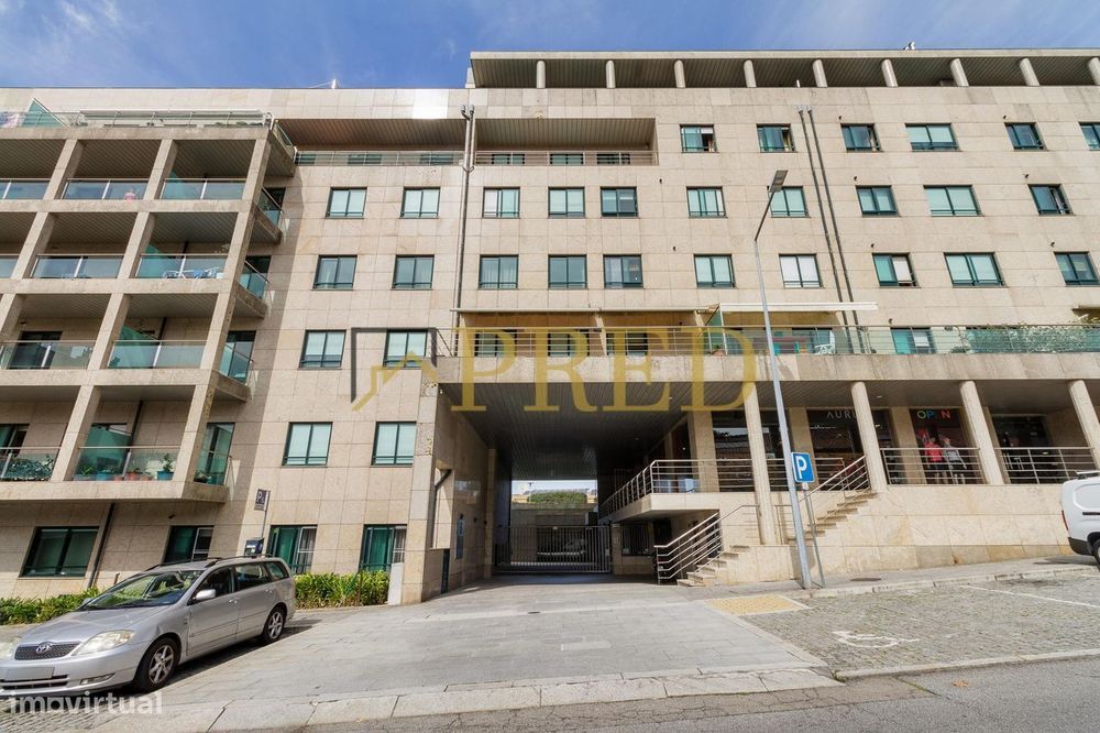 Apartamento T5, inserido no condomínio fechado 'Edifício Plaza'