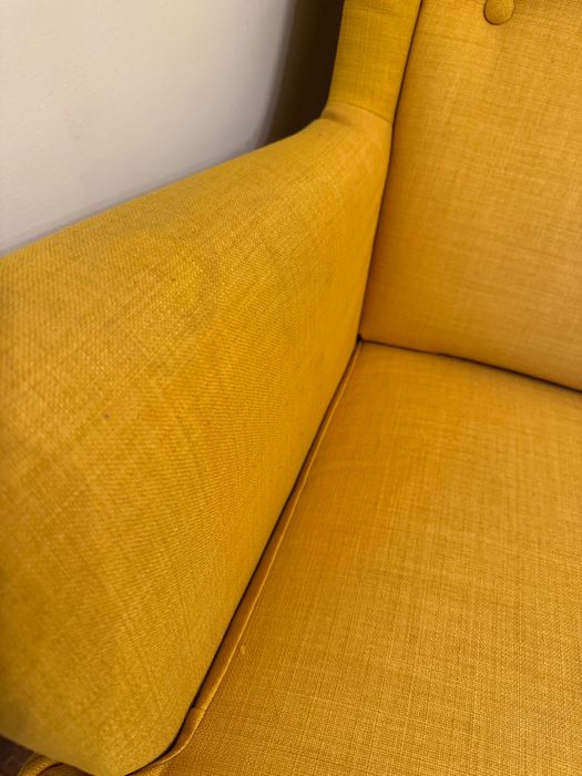 Poltrona IKEA em amarelo