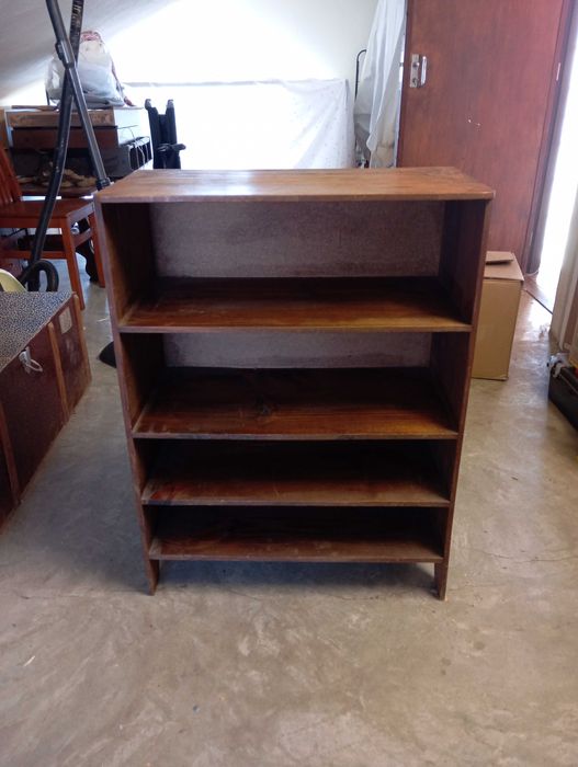 Móvel antigo com prateleiras