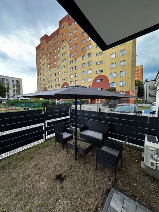 Zestaw foteli turystycznych z sofą i stolikiem na kemping