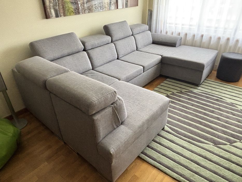 Sofá em tecido com chaise long