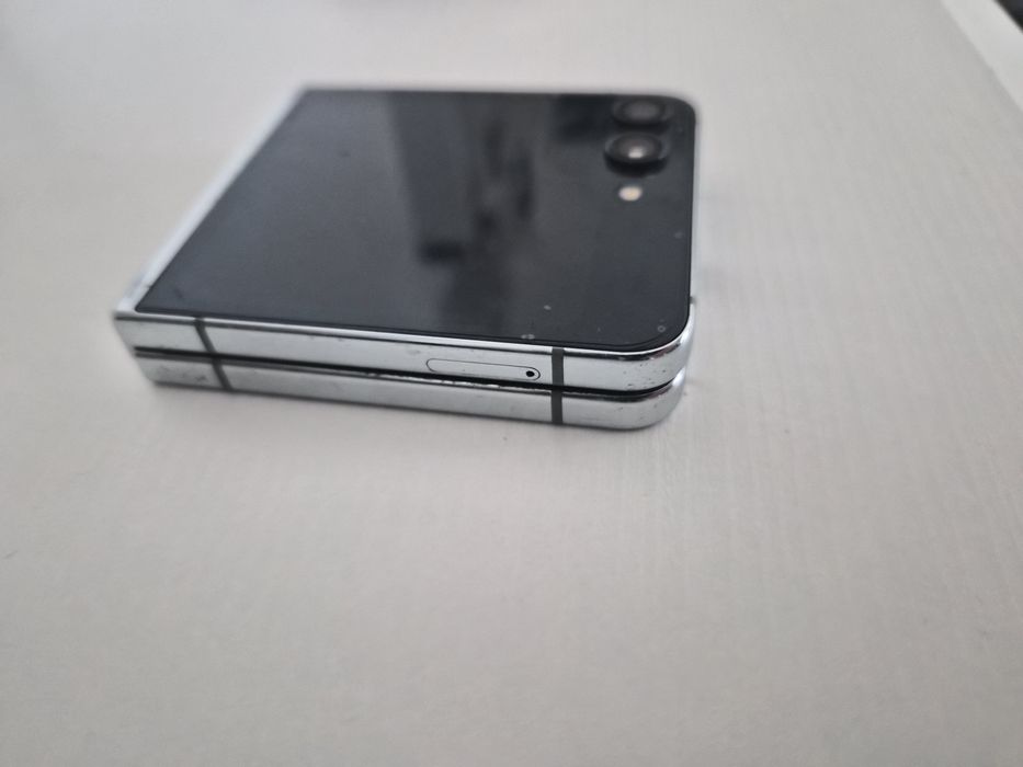 Smartfon Samsung Z Flip 5 8GB