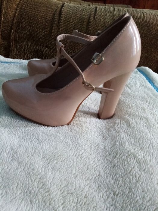 Туфлі жіночі бежевого кольору
