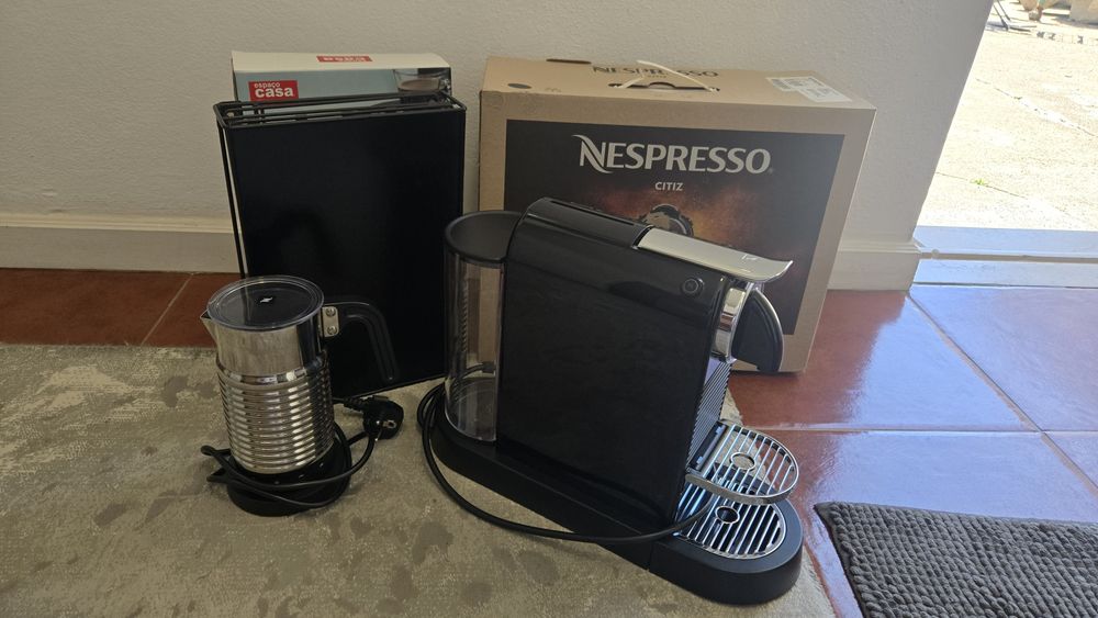 Nespresso Citiz e Aeroccino com suporte cápsulas