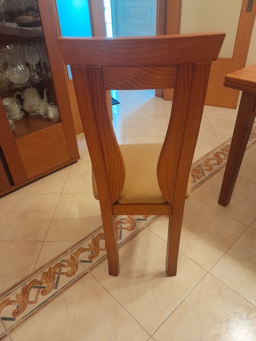 Conjunto mesa e quatro cadeiras.