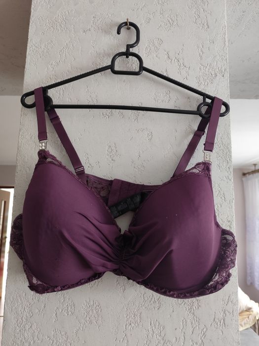 Biustonosz z koronką na regulowane ramiączka rozm 100D. Bodyflirt.