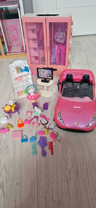 Lalki barbie wraz z akcesoriami.