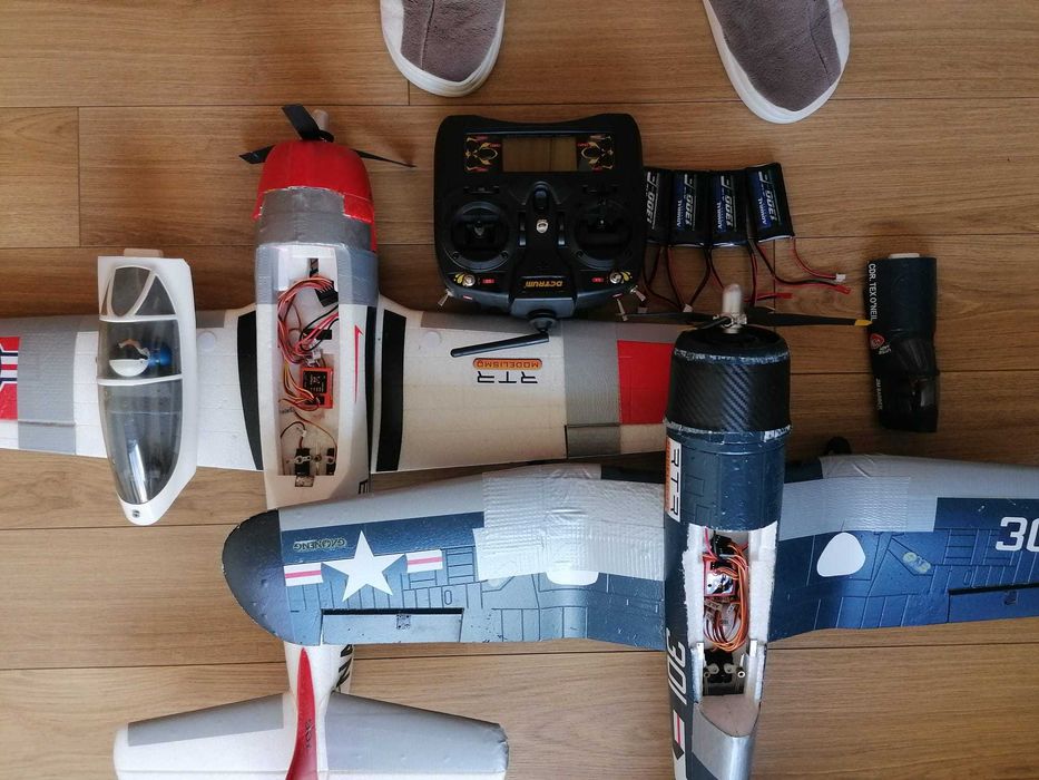 Lote Aeromodelismo RC - 2 Aviões Warbirds + Comando + Recetor + 4 Baterias e Carregador