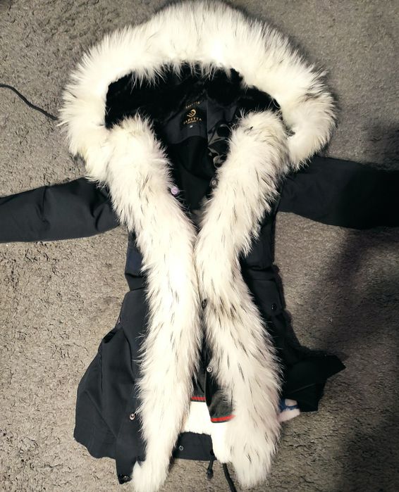 Парка куртка с натуральным белым мехом енота